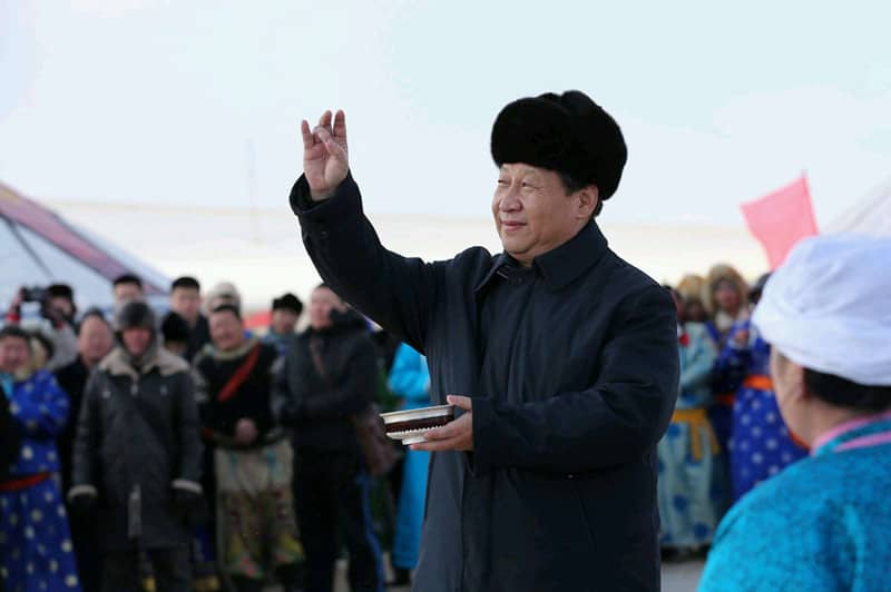 2014年1月27日上午，在內蒙古錫林浩特市寶力根蘇木（鄉(xiāng)）冬季那達慕“五畜祈福”儀式上，習近平按照蒙古族習俗，用無名指蘸上銀碗盛著的鮮牛奶彈了三下，祝福來年風調雨順，五畜興旺，人民幸福安康。新華社記者 龐興雷 攝