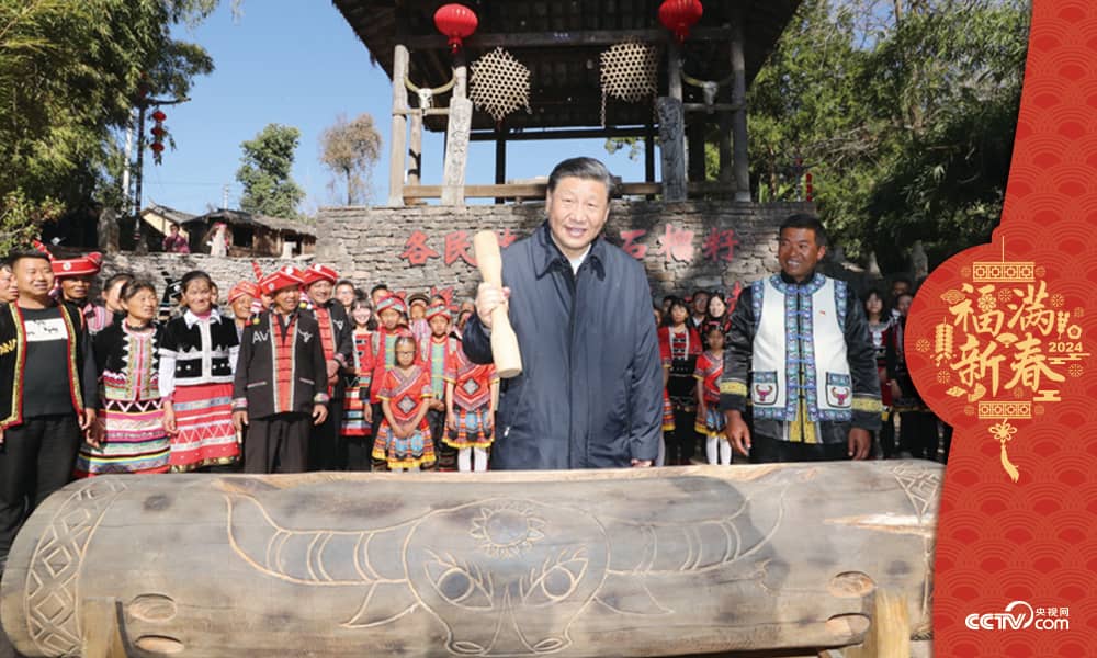 2020年1月19日，習(xí)近平總書記來(lái)到騰沖市清水鄉(xiāng)三家村中寨司莫拉佤族村看望鄉(xiāng)親們，走進(jìn)村民家中了解脫貧攻堅(jiān)情況，并向大家送上新春祝福。