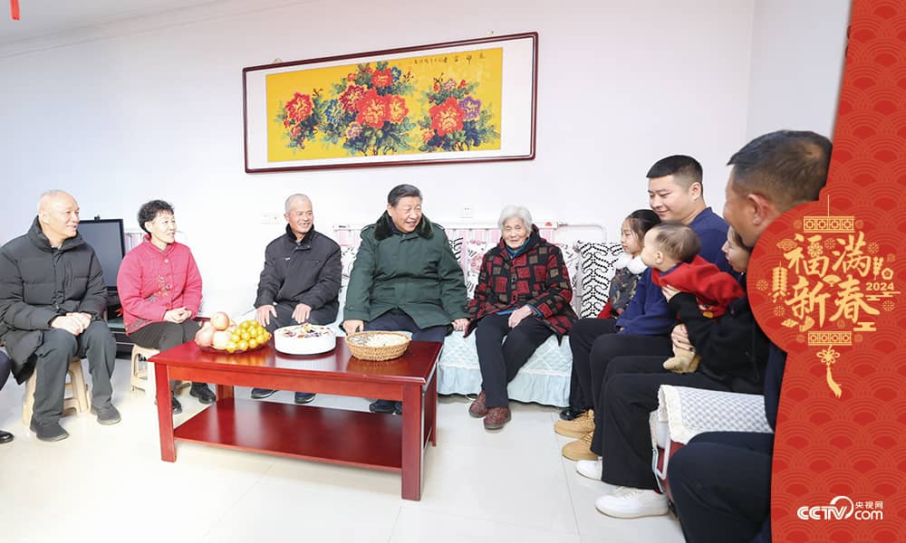 2024年2月1日，習(xí)近平總書記來(lái)到天津市西青區(qū)辛口鎮(zhèn)第六埠村，實(shí)地了解去年洪澇災(zāi)害后當(dāng)?shù)剞r(nóng)業(yè)生產(chǎn)恢復(fù)等情況，看望受災(zāi)群眾。