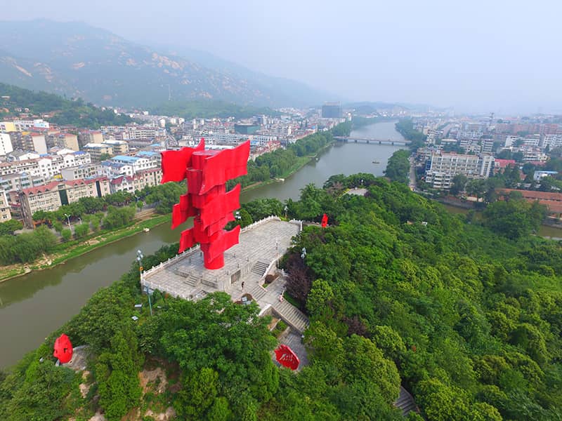 河南省信陽市新縣鄂豫皖蘇區(qū)首府革命博物館附近的英雄山八面紅旗雕塑。