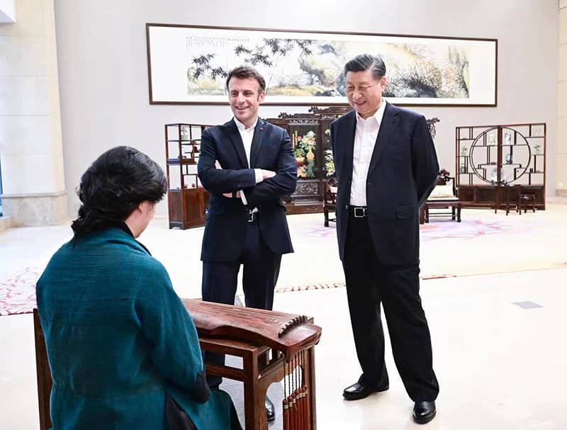 2023年4月7日下午，習(xí)近平主席在廣東省廣州市松園同法國總統(tǒng)馬克龍舉行非正式會(huì)晤。這是兩國元首在白云廳欣賞古琴演奏。