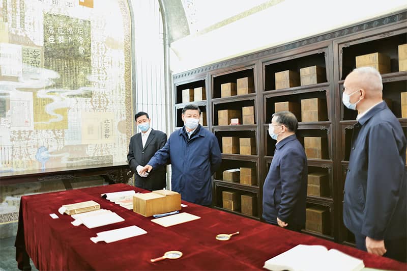 2023年6月1日，習(xí)近平總書記在中國國家版本館考察時(shí)，在蘭臺(tái)洞庫了解館藏精品版本保存情況。