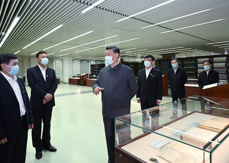 2022年4月25日，習近平來到中國人民大學考察調(diào)研。這是他在圖書館考察。
