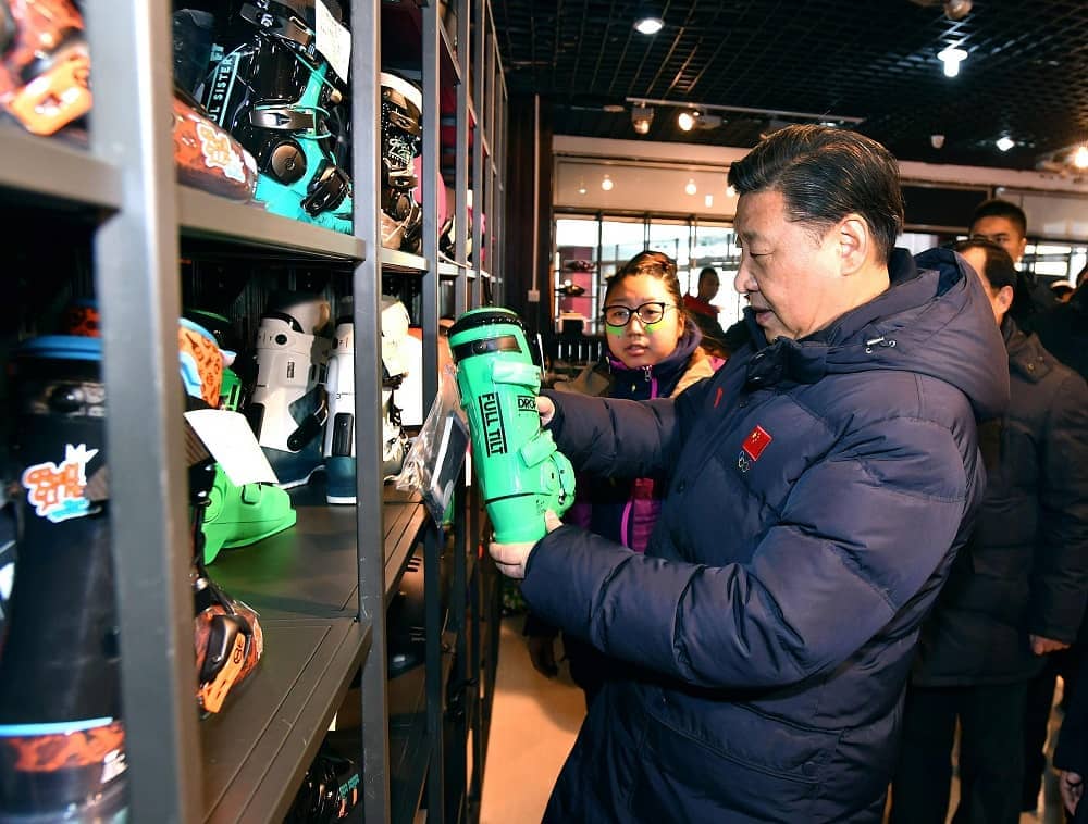 2017年1月23日，習(xí)近平總書記在河北省張家口市云頂滑雪場雪具大廳了解各式雪具的不同功用。