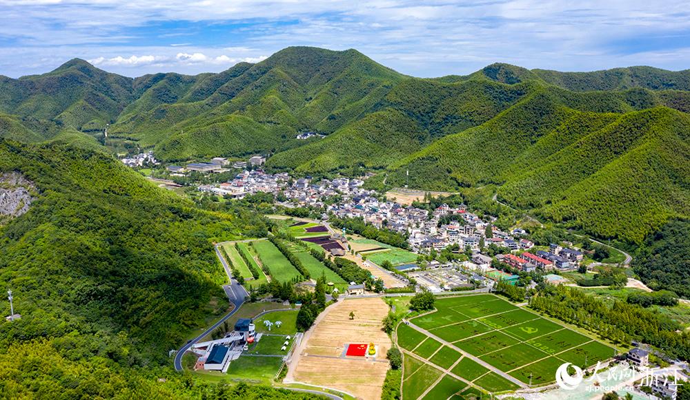 俯瞰余村全貌。人民網(wǎng) 章勇濤 攝