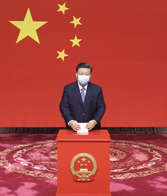 2021年11月5日，習(xí)近平在北京市西城區(qū)中南海選區(qū)懷仁堂投票站參加區(qū)人大代表選舉投票。