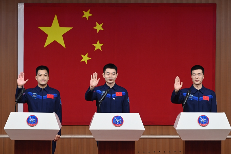 2024年月24日，神舟十八號(hào)載人飛行任務(wù)航天員葉光富（中）、李聰（右）、李廣蘇在酒泉衛(wèi)星發(fā)射中心問天閣與媒體記者集體見面。