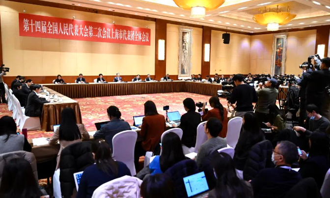 十四屆全國人大二次會議上海代表團3月6日下午舉行全體會議，繼續(xù)審議政府工作報告，并向境內外記者開放。上海人大供圖