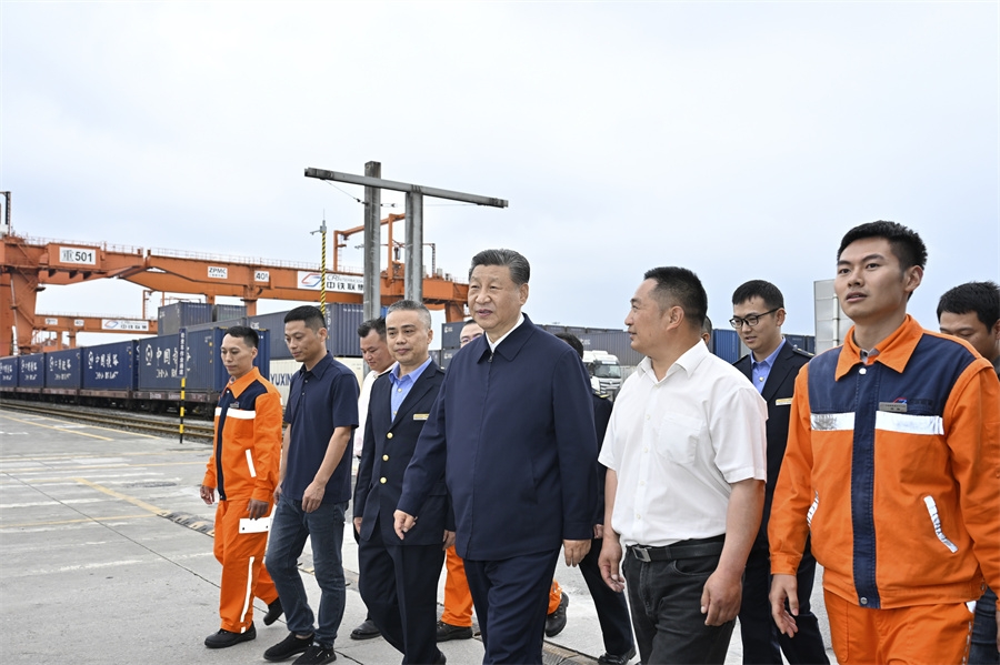 2024年4月22日至24日，中共中央總書記、國家主席、中央軍委主席習(xí)近平在重慶考察。這是22日下午，習(xí)近平在重慶國際物流樞紐園區(qū)重慶鐵路集裝箱中心站，同貨車司機(jī)、列車司機(jī)、裝卸工人、場站管理人員等親切交流。新華社記者 岳月偉 攝