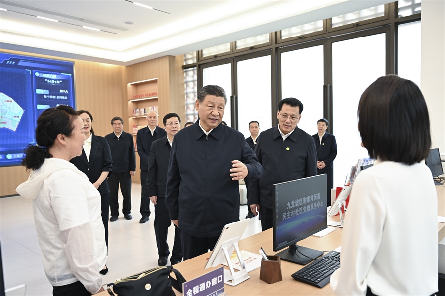 2024年4月22日至24日，中共中央總書記、國家主席、中央軍委主席習(xí)近平在重慶考察。這是22日下午，習(xí)近平在九龍坡區(qū)謝家灣街道民主村社區(qū)考察。新華社記者 謝環(huán)馳 攝