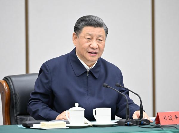 2023年5月10日，中共中央總書(shū)記、國(guó)家主席、中央軍委主席習(xí)近平在河北省雄安新區(qū)考察，并主持召開(kāi)高標(biāo)準(zhǔn)高質(zhì)量推進(jìn)雄安新區(qū)建設(shè)座談會(huì)。這是10日下午，習(xí)近平主持召開(kāi)高標(biāo)準(zhǔn)高質(zhì)量推進(jìn)雄安新區(qū)建設(shè)座談會(huì)并發(fā)表重要講話(huà)。新華社記者 殷博古 攝
