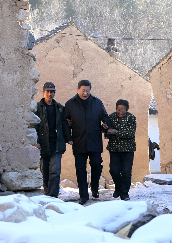 2012年12月30日，習近平總書記來到地處深山的河北阜平駱駝灣村，走進困難群眾唐宗秀家慰問看望。