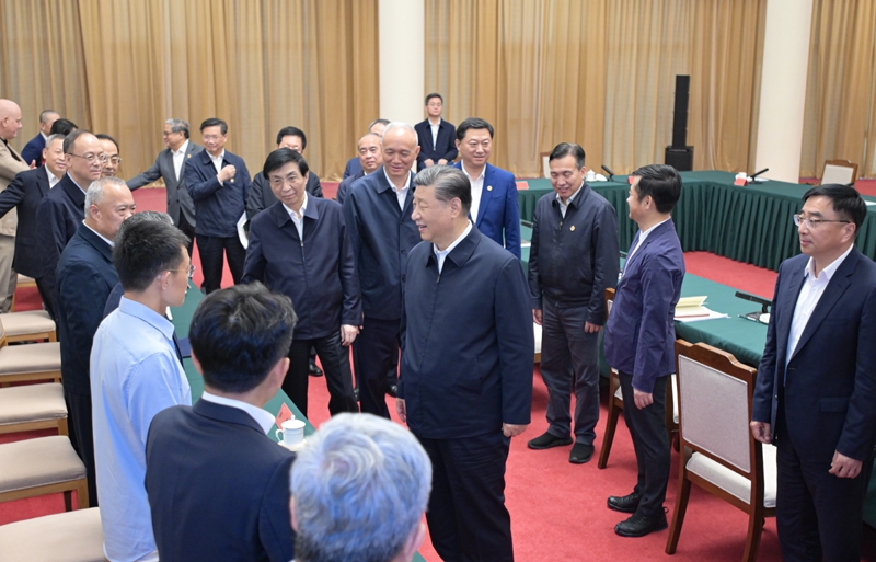 2024年5月23日，習(xí)近平總書記在山東省濟(jì)南市主持召開企業(yè)和專家座談會并發(fā)表重要講話。這是總書記同參會的企業(yè)和專家代表親切交流。