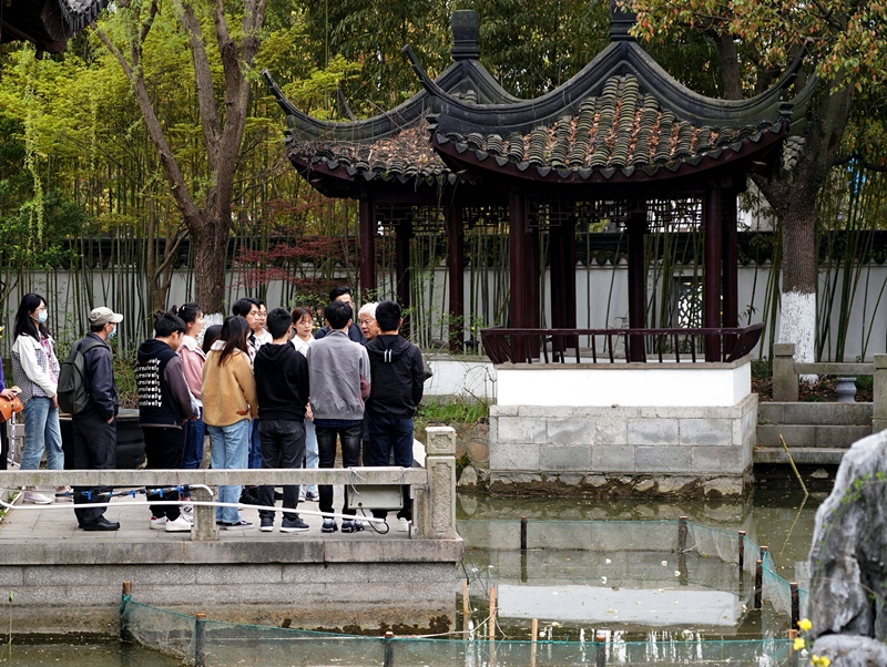 2021年3月30日，在上海交通大學(xué)南蘇園的“微型洱?！迸裕缀Ｄ辖淌跒閷W(xué)生們打造“沉浸式”思政課。