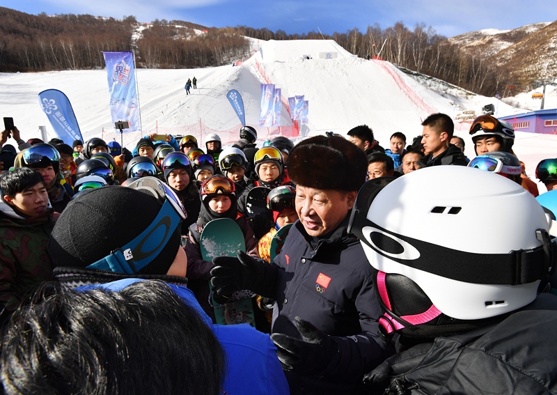 2017年1月23日，習近平總書記在云頂滑雪場同正在集訓的國家滑雪隊運動員及滑雪愛好者親切交談。