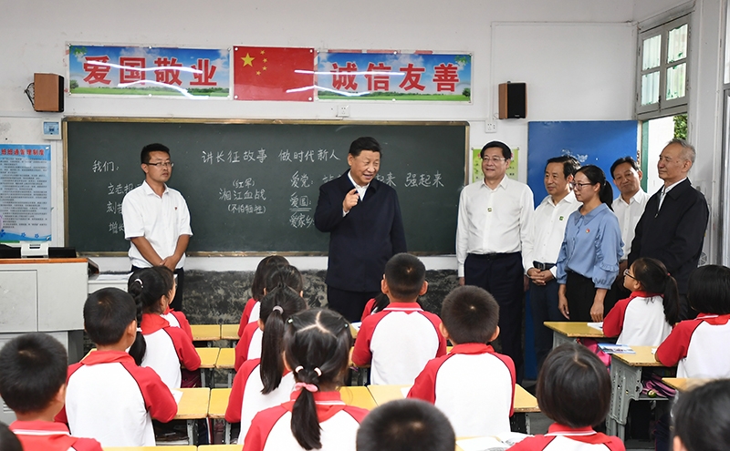 2020年9月16日，習(xí)近平總書記在湖南省郴州市汝城縣文明瑤族鄉(xiāng)第一片小學(xué)，同正在上思政課的同學(xué)們親切交流。