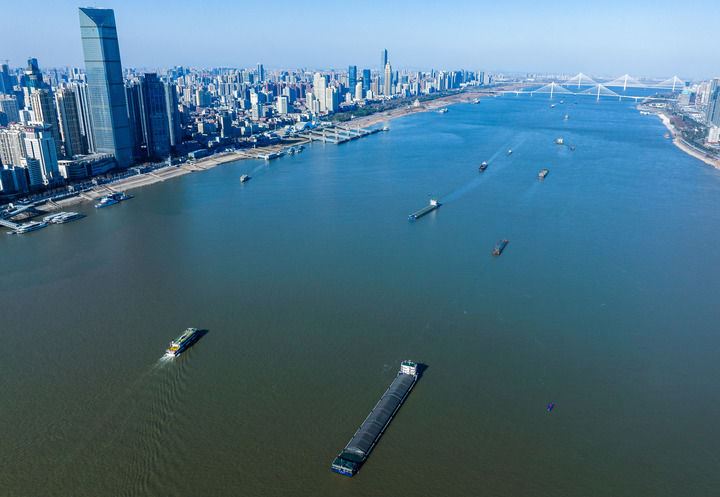 這是2024年1月23日拍攝的長江武漢江段水域（無人機(jī)照片）。新華社記者　肖藝九　攝