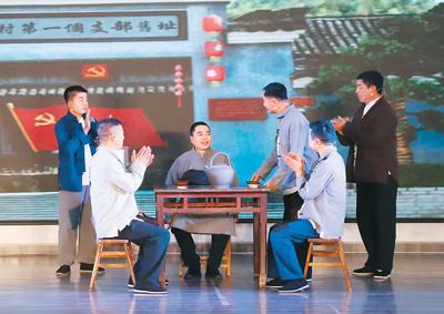越劇傳唱進(jìn)禮堂 唱響文明新風(fēng)尚_新聞?lì)l道