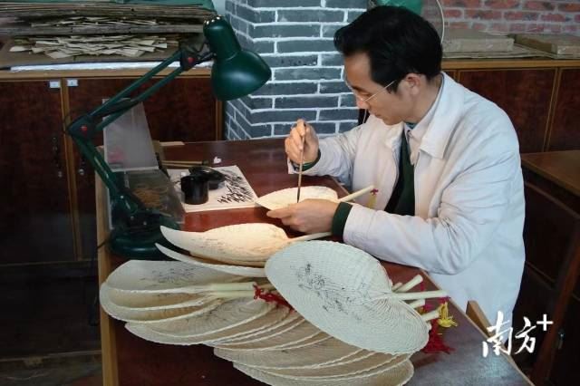 廣東省工藝美術(shù)大師、新會(huì)葵藝的國(guó)家級(jí)代表性傳承人正在制作葵藝扇。
